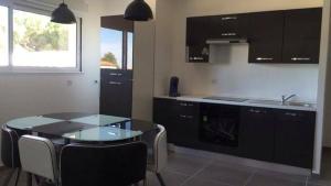 Kuchyňa alebo kuchynka v ubytovaní Appartement les 3 horloges