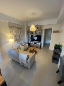 PASO SQUARE في لا بلاتا: غرفة معيشة مع أريكة وتلفزيون