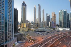 Nespecifikovaný výhled na destinaci Dubaj nebo výhled na město při pohledu z apartmánu