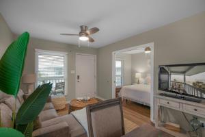 ein Wohnzimmer mit einem Bett und einem TV in der Unterkunft The Cove 205B by Vacation Homes Collection in Gulf Shores