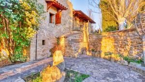 un edificio de piedra con un camino de piedra delante de él en Casa Rural Lo molí, en Juneda
