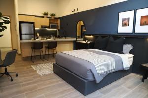 a bedroom with a large bed and a kitchen at Punto Panamericano in Guadalajara