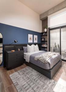 a bedroom with a large bed with a blue wall at Punto Panamericano in Guadalajara