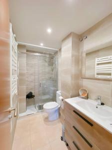 Ένα μπάνιο στο Elegante Ático Encamp - FREE Parking Wifi SmartTv - Con altillo y 2 baños completos! l by BonesVacances