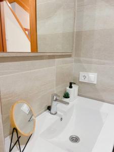 Ένα μπάνιο στο Elegante Ático Encamp - FREE Parking Wifi SmartTv - Con altillo y 2 baños completos! l by BonesVacances