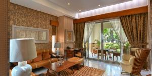 Reef Boutique Hotel في المنامة: غرفة معيشة مع أريكة وطاولة
