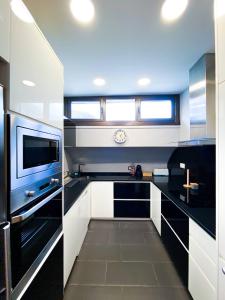 Η κουζίνα ή μικρή κουζίνα στο Elegante Ático Encamp - FREE Parking Wifi SmartTv - Con altillo y 2 baños completos! l by BonesVacances