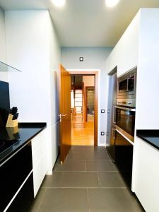 Η κουζίνα ή μικρή κουζίνα στο Elegante Ático Encamp - FREE Parking Wifi SmartTv - Con altillo y 2 baños completos! l by BonesVacances