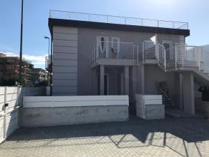 - un bâtiment avec 2 balcons au-dessus dans l'établissement Da Vinci’s House, à Borghetto Santo Spirito