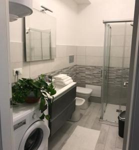 uma casa de banho com um WC e uma máquina de lavar roupa. em Da Vinci’s House em Borghetto Santo Spirito