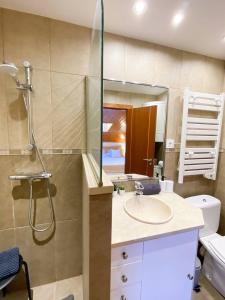 Ένα μπάνιο στο Elegante Ático Encamp - FREE Parking Wifi SmartTv - Con altillo y 2 baños completos! l by BonesVacances