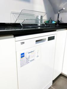 Η κουζίνα ή μικρή κουζίνα στο Elegante Ático Encamp - FREE Parking Wifi SmartTv - Con altillo y 2 baños completos! l by BonesVacances