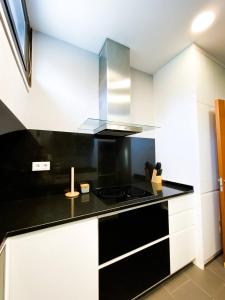 Η κουζίνα ή μικρή κουζίνα στο Elegante Ático Encamp - FREE Parking Wifi SmartTv - Con altillo y 2 baños completos! l by BonesVacances