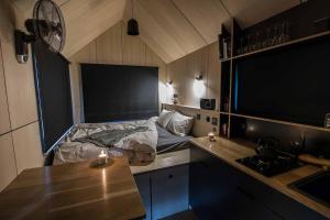 Posteľ alebo postele v izbe v ubytovaní L'Envolée Ecolodge, tiny house au coeur des vignes