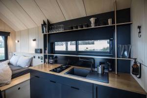 eine Küche mit einer Spüle und einer Arbeitsplatte in der Unterkunft L'Envolée Ecolodge, tiny house au coeur des vignes in Loches-sur-Ource