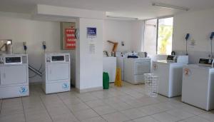 um quarto com um monte de máquinas de lavar e secar em Departamento Amoblado 3 Habitaciones em Coquimbo