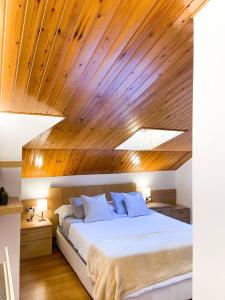 Ένα ή περισσότερα κρεβάτια σε δωμάτιο στο Elegante Ático Encamp - FREE Parking Wifi SmartTv - Con altillo y 2 baños completos! l by BonesVacances