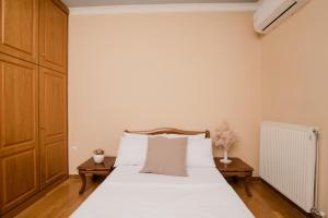 A bed or beds in a room at Yanna's Sea View Holiday House Close to Corfu Town