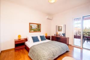 A bed or beds in a room at Yanna's Sea View Holiday House Close to Corfu Town