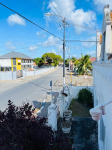 an empty street in a town with a white building at Nouvelle Orange Willemstad in Willemstad