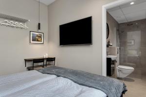 TV a/nebo společenská místnost v ubytování NN Urban Guesthouse