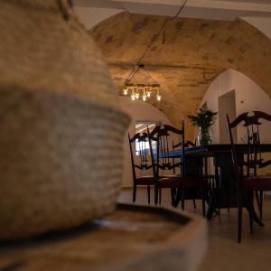 comedor con mesa, sillas y lámpara de araña en Casale Ferrantino, en Giulianova