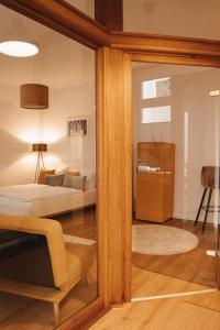 sala de estar con cama y puerta corredera de cristal en Studio Apartment im Zentrum mit Parkplatz & neuem Badezimmer, en Magdeburgo