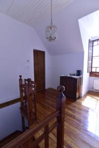 sala de estar con lámpara de araña y suelo de madera en Villa Victoria Lodge en Maipú