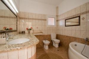 A bathroom at Yanna's Sea View Holiday House Close to Corfu Town Még 20 kép