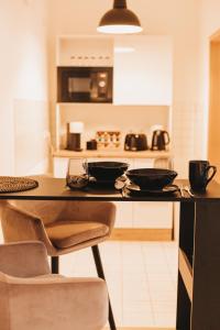 una cocina con una mesa con dos tazones. en NEU Studio Apartment im Zentrum mit Parkplatz & NETFLIX en Magdeburgo