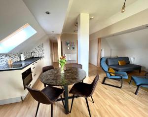 a kitchen and living room with a table and chairs at Danny's Wörtherseeblick in Schiefling am See