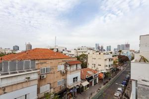 une vue sur une rue de la ville avec des bâtiments dans l'établissement Heart of Tel Aviv, Apartment 7, à Tel Aviv