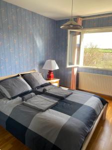 Łóżko lub łóżka w pokoju w obiekcie Maison PHILIPPE et Fils