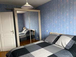 Łóżko lub łóżka w pokoju w obiekcie Maison PHILIPPE et Fils