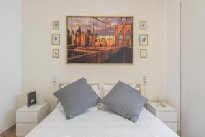 - une chambre avec un lit blanc et 2 oreillers dans l'établissement Cinecittà Gem Flat with Veranda, à Rome