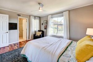 Un dormitorio con una cama grande y una ventana en Spacious La Mesa Vacation Home with Shared Hot Tub!, en La Mesa