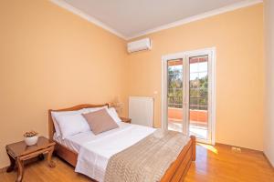A bed or beds in a room at Yanna's Sea View Holiday House Close to Corfu Town