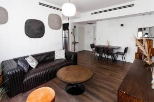 uma sala de estar com um sofá e uma mesa em Heart of Tel Aviv, apartment 6 em Tel Aviv