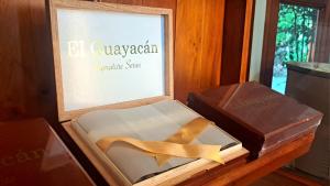 Una caja de chocolate con un arco. en El Guayacan Retreat, en El Edén