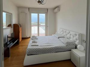 Postel nebo postele na pokoji v ubytování Penthouse Suite - Skyline view