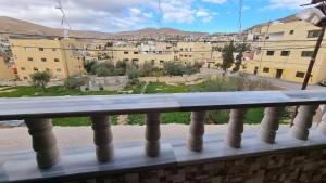 d'un balcon offrant une vue sur la ville. dans l'établissement Stay Classy Apartments, à Wadi Musa