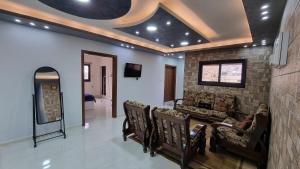 un soggiorno con divano e sedie di Stay Classy Apartments a Wadi Musa