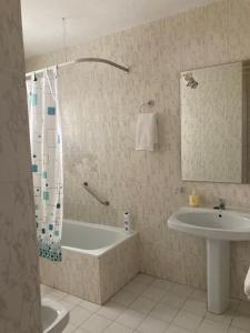 Fotografie z fotogalerie ubytování Espacioso apartamento de dos dormitorios en Mijas v destinaci Mijas