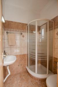 A bathroom at Yanna's Sea View Holiday House Close to Corfu Town