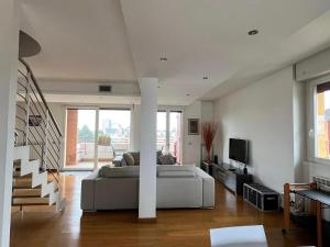 TV a/nebo společenská místnost v ubytování Penthouse Suite - Skyline view