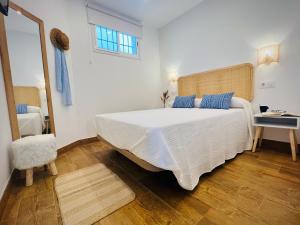 Posteľ alebo postele v izbe v ubytovaní Villa Horacia - Playa de la Jara con Piscina