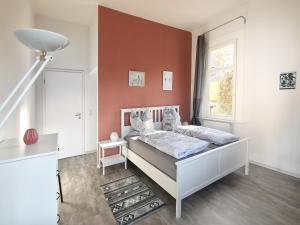1 dormitorio con cama y ventana en Moderne Ferienwohnungen in alter Villa en Georgenthal