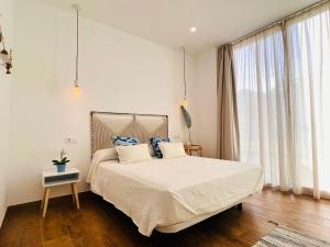 Posteľ alebo postele v izbe v ubytovaní Villa Horacia - Playa de la Jara con Piscina + 37 fotografií