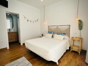 Posteľ alebo postele v izbe v ubytovaní Villa Horacia - Playa de la Jara con Piscina