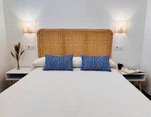 Posteľ alebo postele v izbe v ubytovaní Villa Horacia - Playa de la Jara con Piscina